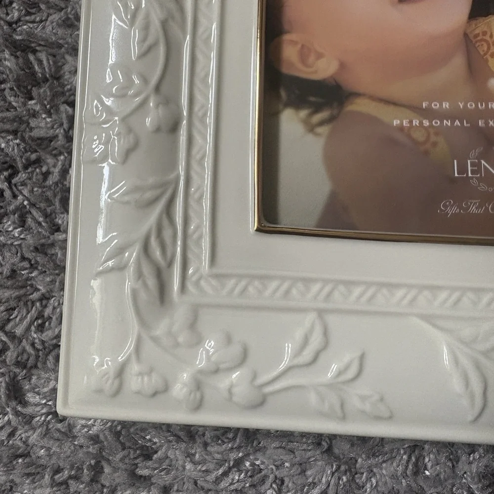 Lenox Portrait Gallery 5x7 Frame New With A Flaw,‎ With Box